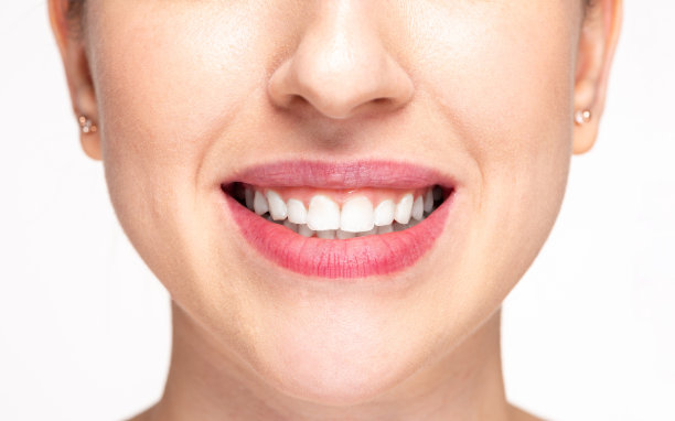 健康的牙齿和快乐的微笑图片下载