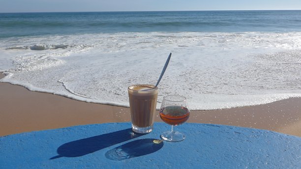 下午，葡萄牙阿尔加维海边的咖啡和白兰地图片下载