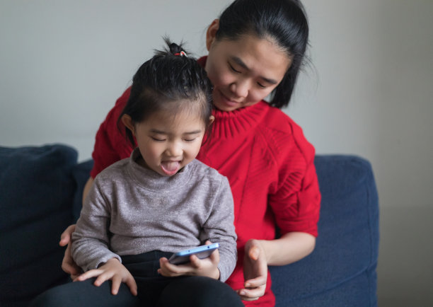 妈妈和女儿玩手机图片下载
