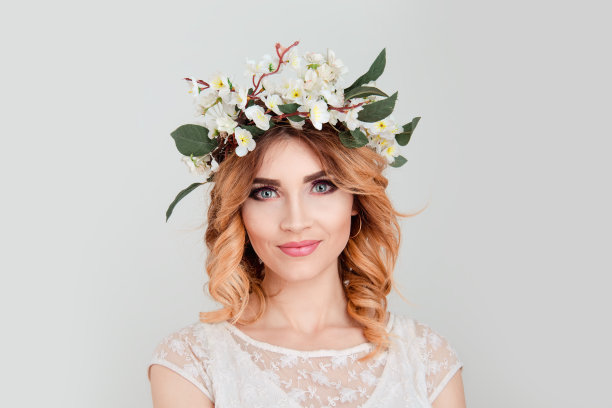 年轻女子戴着花头巾，微微一笑图片下载