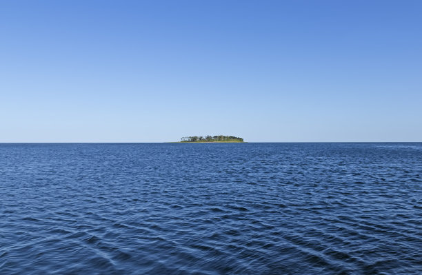 海洋中的偏远岛屿图片下载