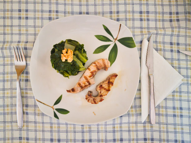 烤金枪鱼肚配甜菜和核桃图片下载