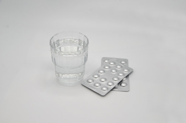 起泡药和一杯水。图片下载