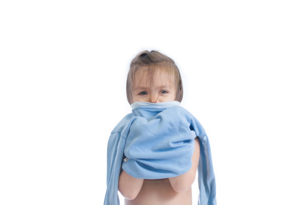 孩子穿布。孩子学习穿衬衫和聚集到幼儿园孤立的白色背景图片下载