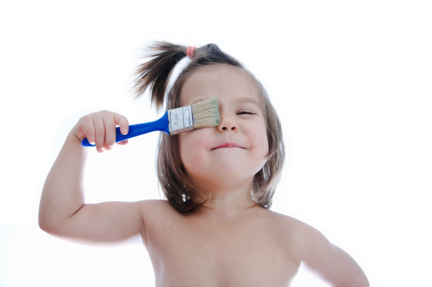 孩子用画笔遮住眼睛，孩子用情绪作画。艺术家想象图片下载