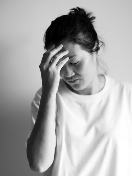 亚洲女性在紧张情绪中因为生活中的许多问题在黑白色彩和软焦点上;压力的概念。图片下载