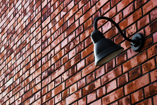 安装在砖墙上的照明装置图片下载