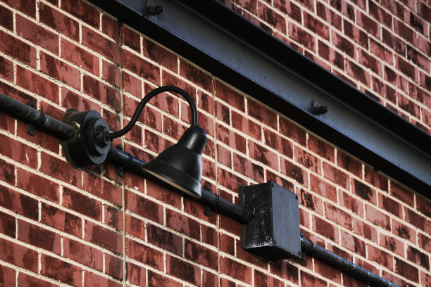 安装在砖墙上的照明装置图片下载