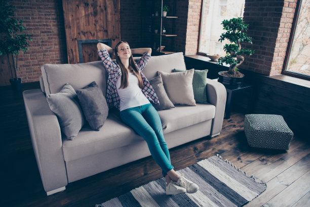 全身的身体尺寸的照片漂亮的，愉快的，高兴的，安静的，闭着眼睛躺着，满意的表情，享受美好的一天，白日梦的心情，外面的天气图片下载