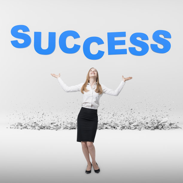 金发快乐的女商人看着成功图片下载