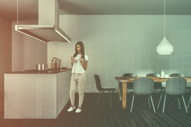 深色木地板的厨房，岛，桌子和女人图片下载