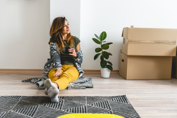 微笑的女人喜欢她的新公寓图片下载