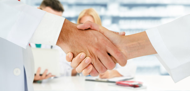 医疗保健的人。在医院办公室或诊所与其他医生、护士和外科医生一起工作的专业医生。医疗技术研究所和医生人员的服务理念。图片下载