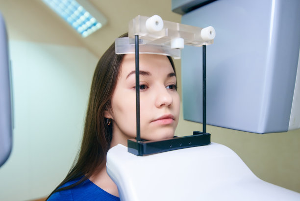 牙科断层摄影的漂亮女孩。牙科治疗图片下载