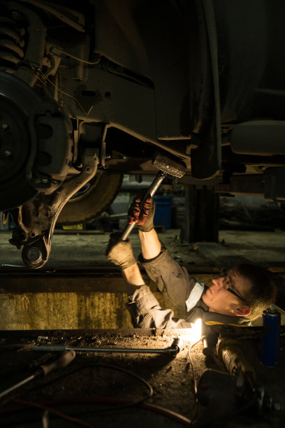 汽车悬架修理工图片下载