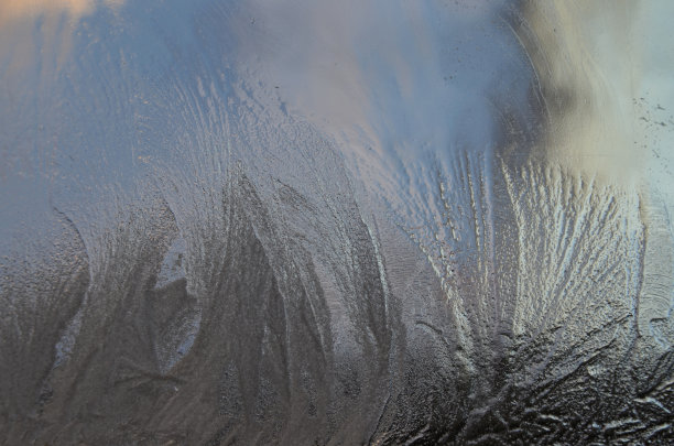 窗户上的冰花。图片下载