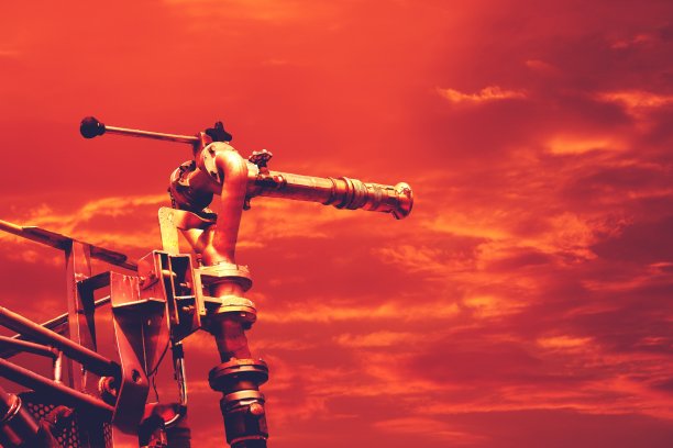 高温，消防车的水炮高压，火红的天空图片下载