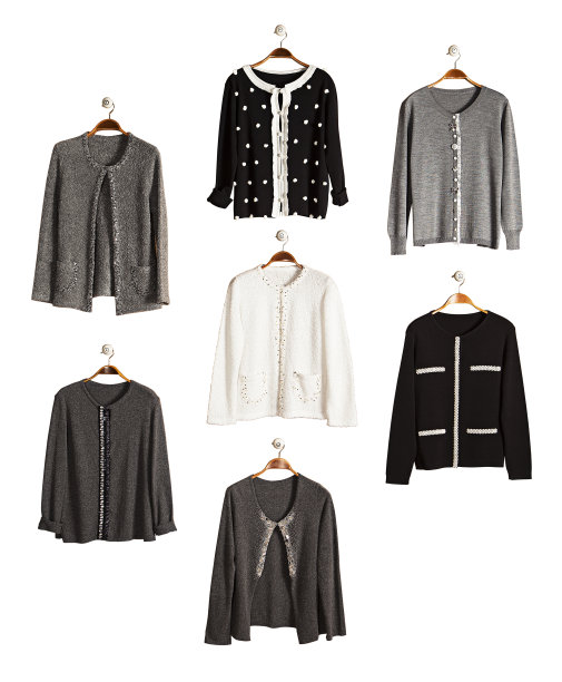 时髦的羊毛衫挂在衣架上孤立在白色的背景上图片下载