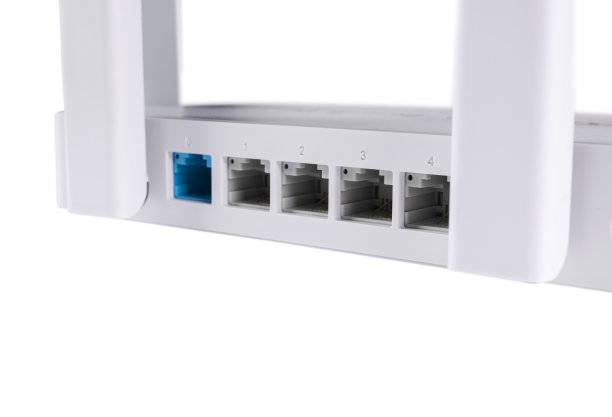 无线Wi-Fi路由器隔离在白色背景。无线技术的概念。白色无线互联网路由器隔离。电缆调制解调器与天线隔离在白色背景。指示灯图片下载