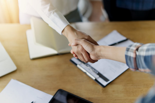 两位女商人握手。图片下载