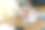两位女商人握手。图片下载