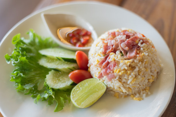 把米饭和培根放在桌子上烤图片下载