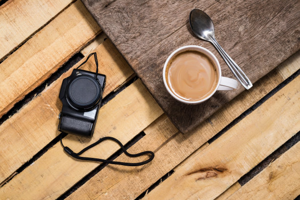 木背景咖啡和相机。图片下载