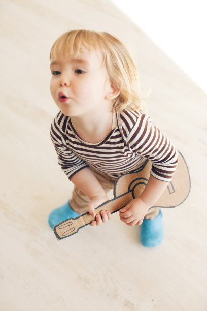 弹吉他的小男孩图片下载