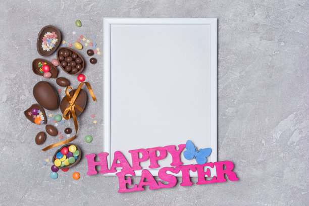 顶视图上的空白白色框架与粉红色的文本快乐复活节和传统糖果图片下载