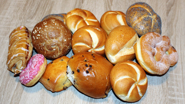 传统的德国烘焙产品放在一个篮子里:小圆面包、面包、面包卷、甜甜圈、椒盐卷饼图片下载