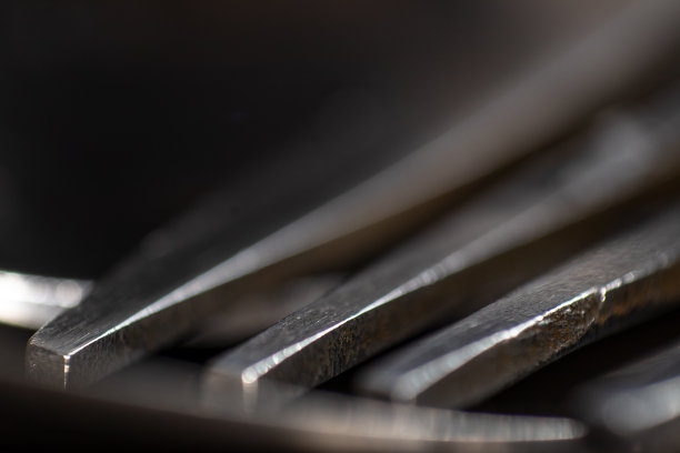 微距餐具拍摄的银不锈钢器皿图片下载