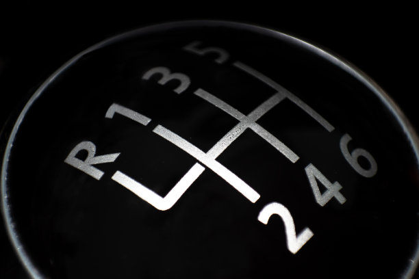 手动变速杆变速箱在汽车与6齿轮微距图像图片下载