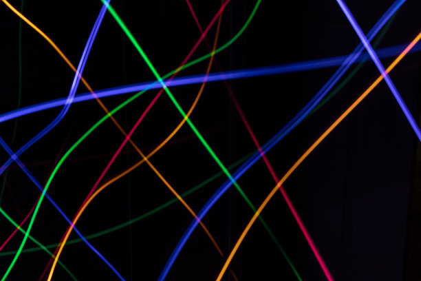 在黑色背景上长时间曝光仙女灯图片下载