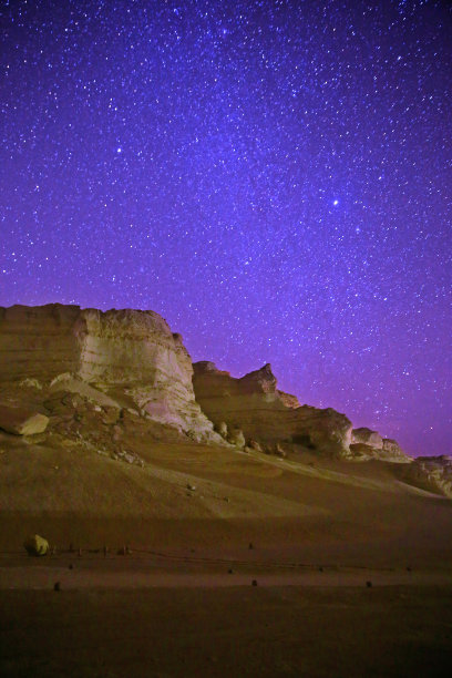 背景为银河的山峰图片下载