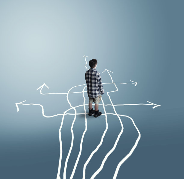 困惑的人站在不同的箭前。艰难抉择的概念。图片下载