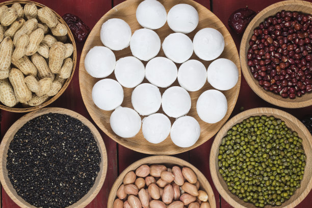 汤圆放在碗里放在桌上，红包和金元宝素材图片