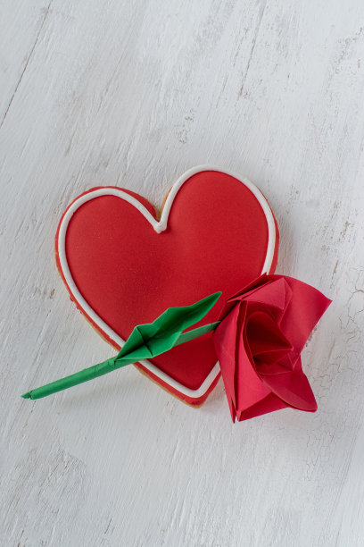红色的心形饼干，加上糖霜和纸折纸红玫瑰图片下载