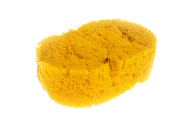 黄色用旧海绵隔离在白色背景上。图片下载