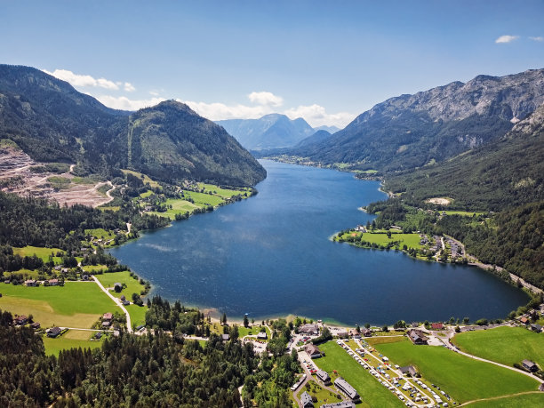 奥地利斯蒂里亚萨尔兹卡默古特的格伦德湖鸟瞰图图片下载