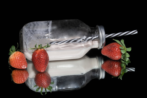 玻璃罐里的草莓酸奶图片下载