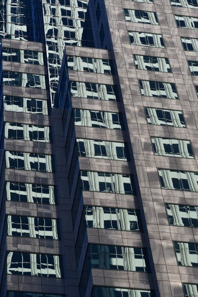 扭曲反射的摩天大楼外观图片下载