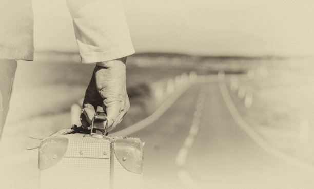 老妇人带着行李走在死神面前的最后一条路图片下载