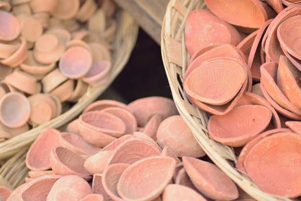 印度陶罐照明和祈祷图片下载