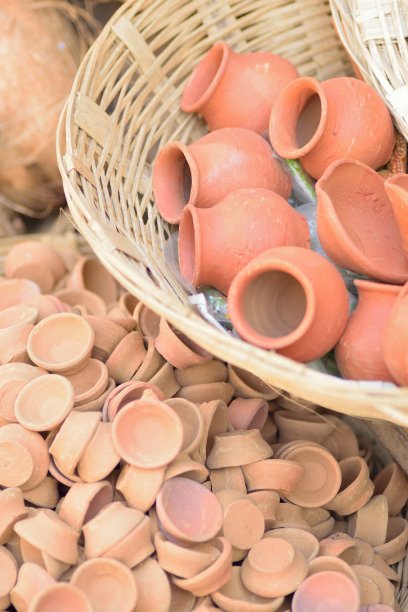 印度陶罐照明和祈祷图片下载