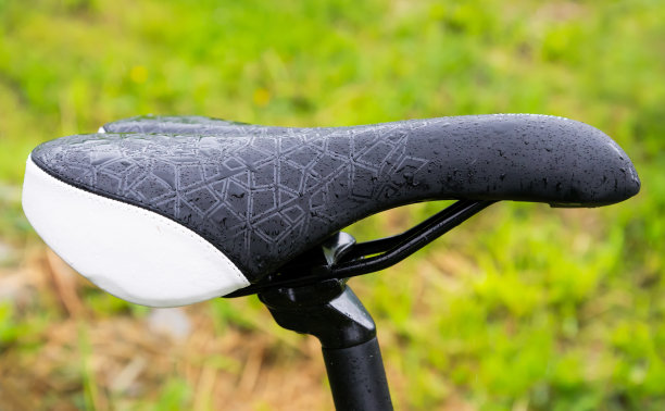 一个湿漉漉的自行车座位雨后的特写山地车。图片下载