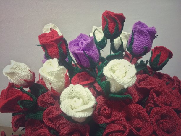 情人节与钩针玫瑰花复古风格和选择性的焦点图片下载