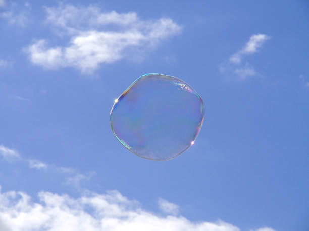 蓝色天空中的巨大肥皂泡图片下载