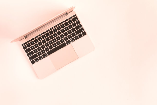 彩色背景上的现代笔记本俯视图。图片下载