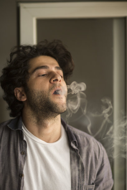 抽烟的男人图片下载