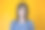 面部表情:一个愤怒的棕色头发的年轻女子，黄色背景图片下载